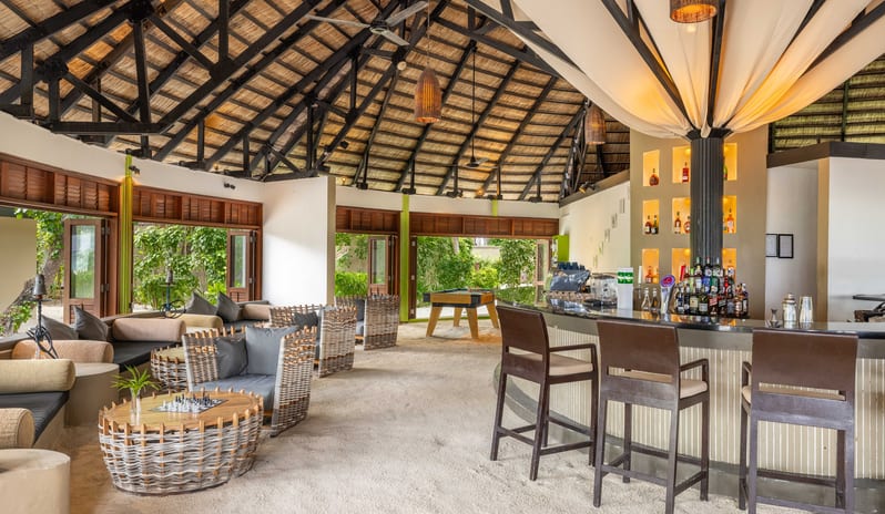 Angsana Velavaru_Kuredhi Pool Bar_Interior_1